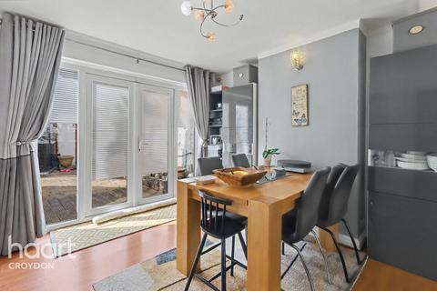 3 bed property, in Kimberley Road, £425,000