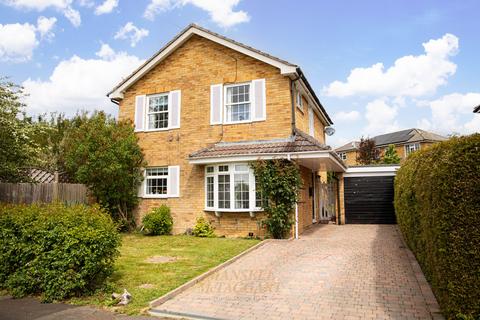 4 bed property, in Chesterton Close, £550,000