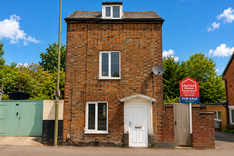 2 bed property, in 51 Wallingford Street, £140,000