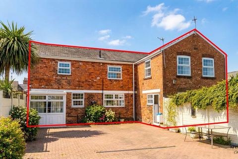 4 bed property, in Southbank Road, £285,000