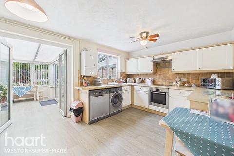 3 bed property, in Charlock Road, £260,000