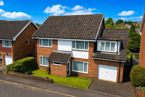 6 bed property, in Beaumayes Close, £850,000