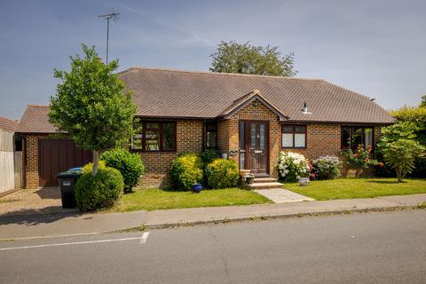 2 bed property, in Fairway, £500,000