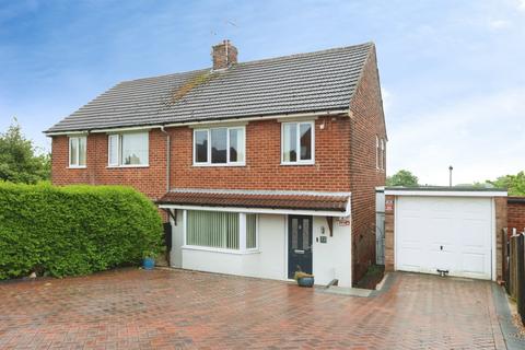 3 bed property, in Curbar Curve, £220,000
