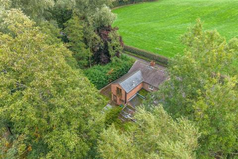 2 bed property, in Green Lane, £325,000