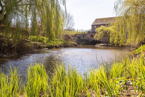 3 bed property, in Mill Lane, £650,000