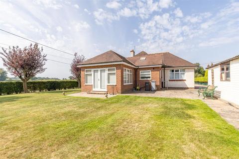 2 bed property, in South Avenue, £400,000