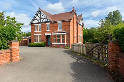 6 bed property, in Little Hind Heath Farm, £925,000