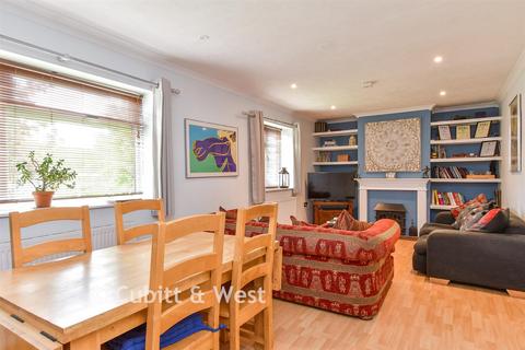 3 bed property, in Weald View, £400,000