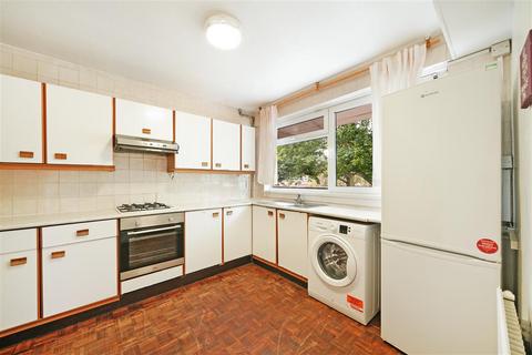 3 bed property, in Shuttleworth Road, £450,000
