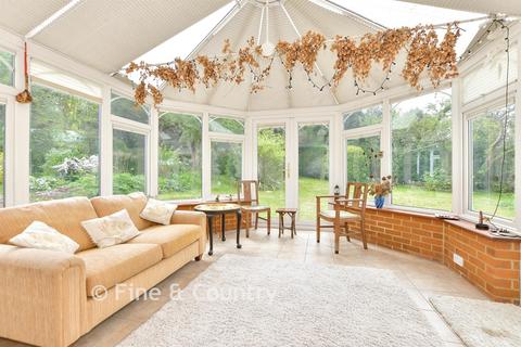 4 bed property, in Hill Avenue, £800,000