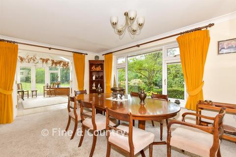 4 bed property, in Hill Avenue, £800,000