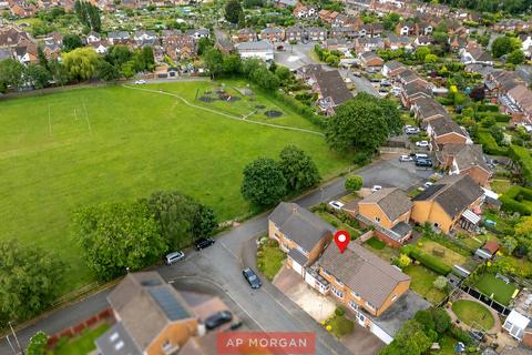 3 bed property, in Blenheim Crescent, £375,000