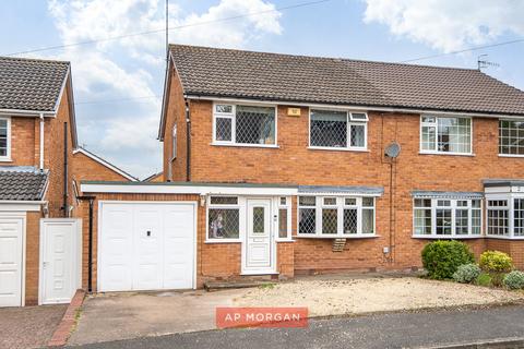 3 bed property, in Blenheim Crescent, £375,000
