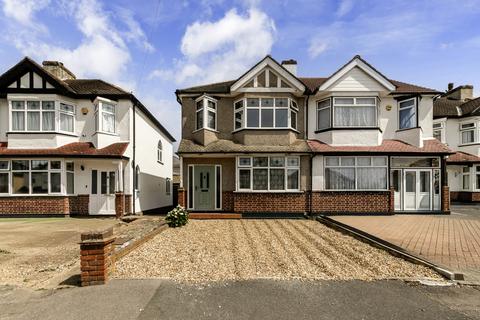 3 bed property, in Stonecot Close, £525,000