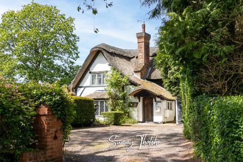 3 bed property, in Green Lane, £350,000