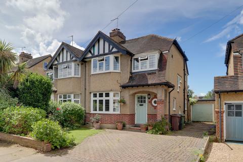 3 bed property, in Woodland Drive, £950,000