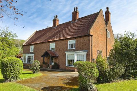 5 bed property, in Main Street, £800,000