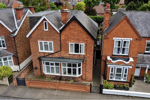 3 bed property, in Marlborough Road, £250,000