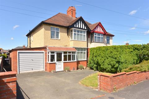 3 bed property, in Copthorne Crest, £450,000