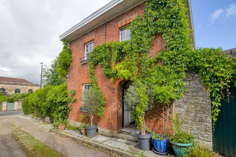 3 bed property, in Georgian house in central Glastonbury, £525,000