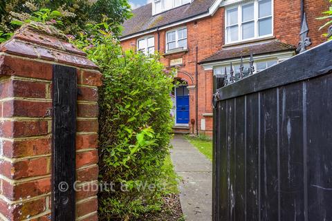 3 bed property, in Nutfield Road, £375,000