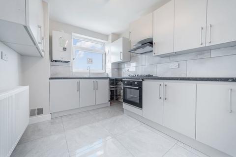 1 bed property, in Aldrington Road, £275,000