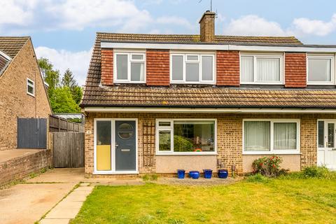 3 bed property, in Passingham Avenue, £525,000