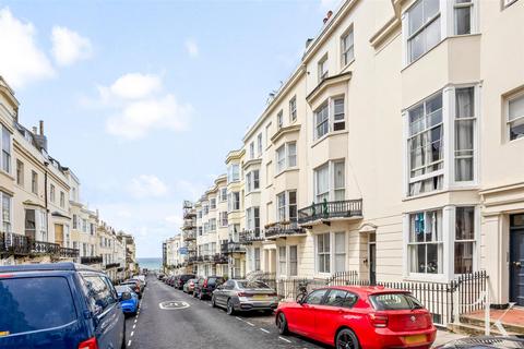 1 bed property, in Waterloo Street, £275,000