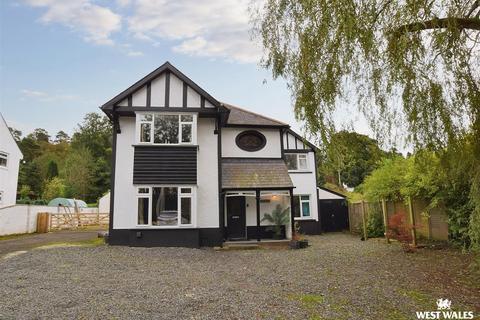 4 bed property, in Carmarthen Road, £375,000