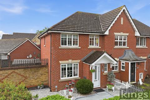 3 bed property, in Jules Thorn Avenue, £650,000