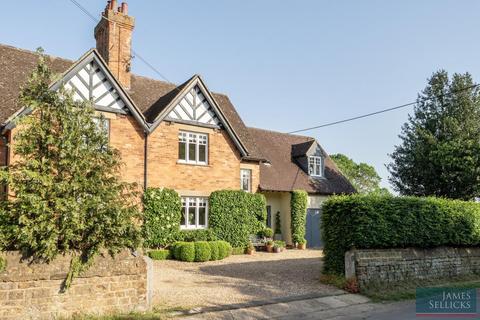 4 bed property, in The End, £800,000