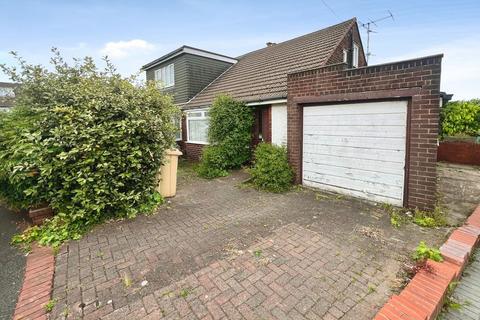 2 bed property, in Castlecroft Avenue, £200,000