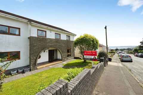 4 bed property, in Lon Mafon, £450,000