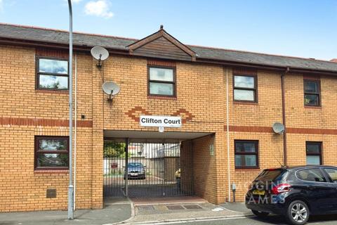 1 bed property, in Star Street, £70,000