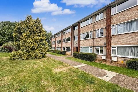 2 bed property, in Hughenden Road, £250,000