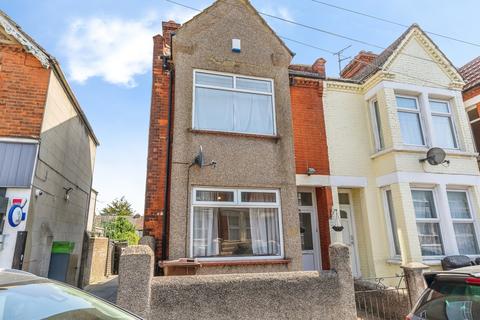 3 bed property, in Canterbury Street, £260,000