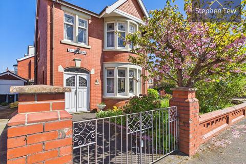 3 bed property, in Newlands Avenue, £225,000