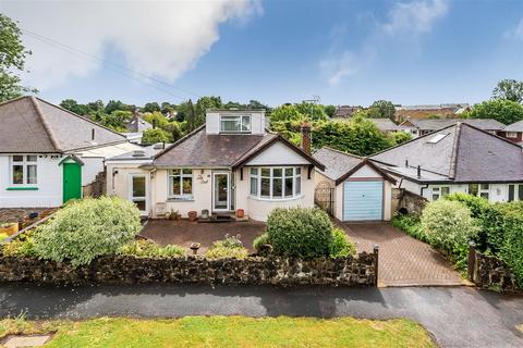 2 bed property, in Oaks Close, £500,000