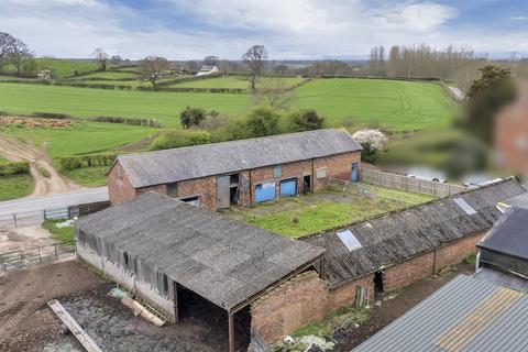 4 bed property, in Croxton Farm Barns, £400,000