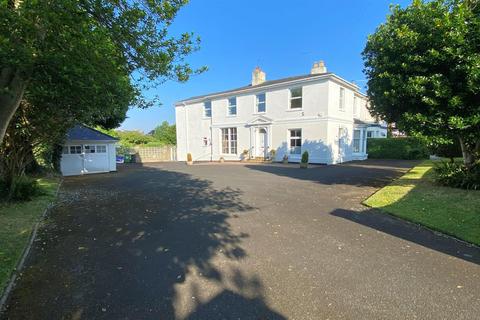 5 bed property, in Red Hill, £695,000