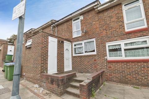 3 bed property, in Hudson Place, £400,000