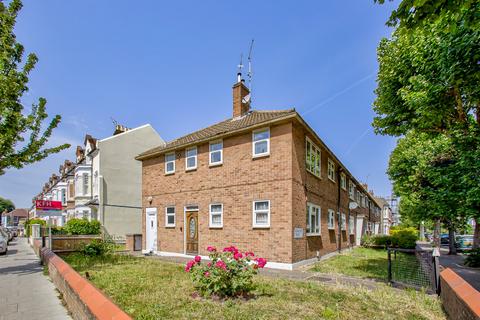 1 bed property, in Allfarthing Lane, £325,000