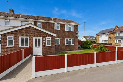 1 bed property, in Pine Close, £160,000