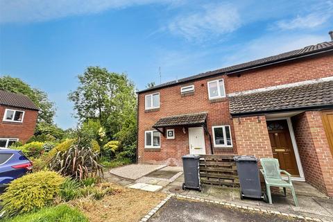 2 bed property, in Tag Croft, £82,500