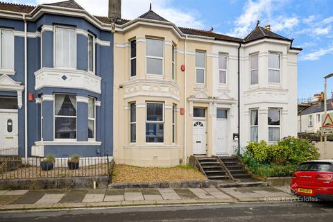 2 bed property, in Glendower Road, £130,000