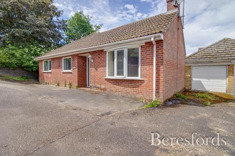 4 bed property, in St. Andrews Avenue, £325,000