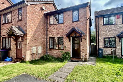 2 bed property, in Chestnut Close, £160,000