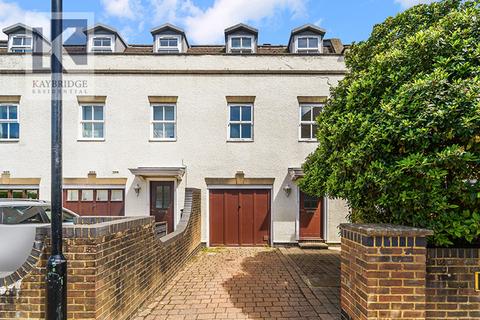 4 bed property, in Mill View Close, £585,000