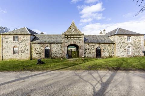 6 bed property, in The Square, £249,950